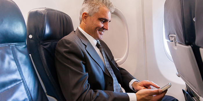 móvil en modo avión en los vuelos