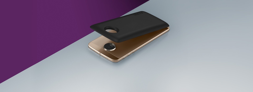 Moto Mods Lifestyle-Bottom-Background-Desktop-2x-Battery-ROW7c1sc7bd