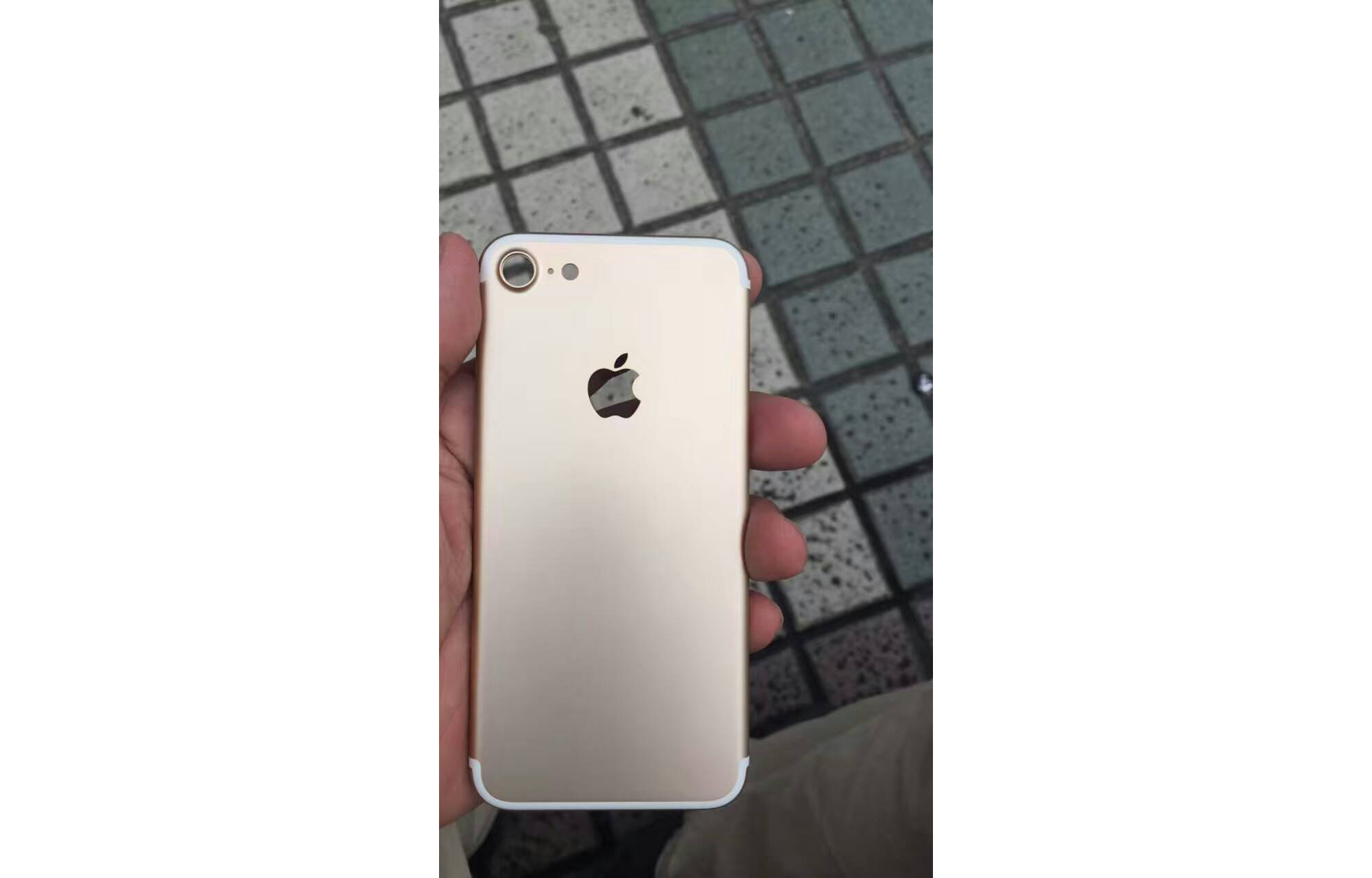 iPhone-7-Boitier-Dore2