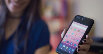 ¡Brutal! Crean una funda para iPhone con un móvil Android integrado funda para iphone con un movil android integrado