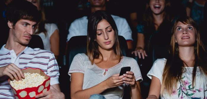 usar el movil dentro del cine