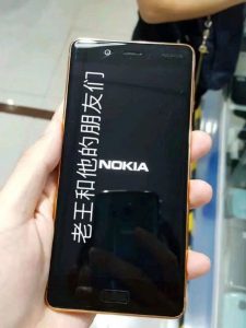 fotos de un Nokia 8 de color cobre dorado