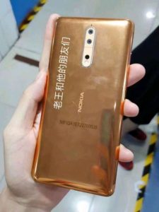 fotos de un Nokia 8 de color cobre dorado