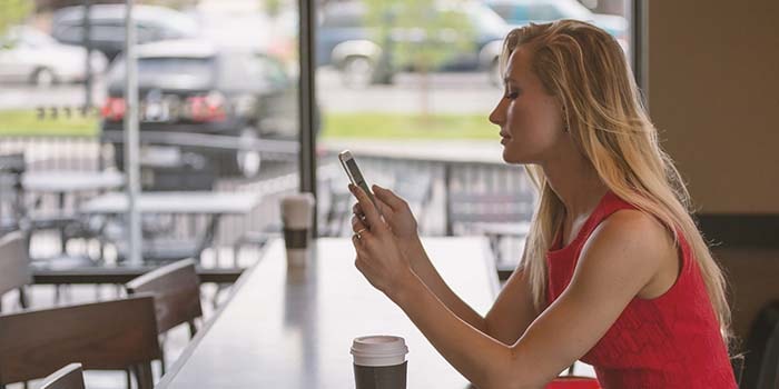 mujeres gastan mas dinero que los hombres